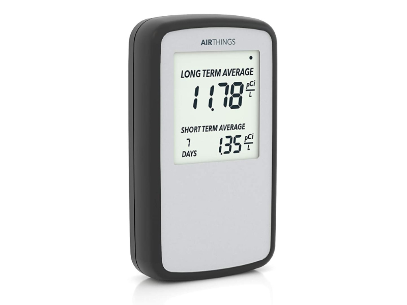 Radon detector displaying long and short term average levels